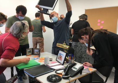 groupe de personnes dans un bureau