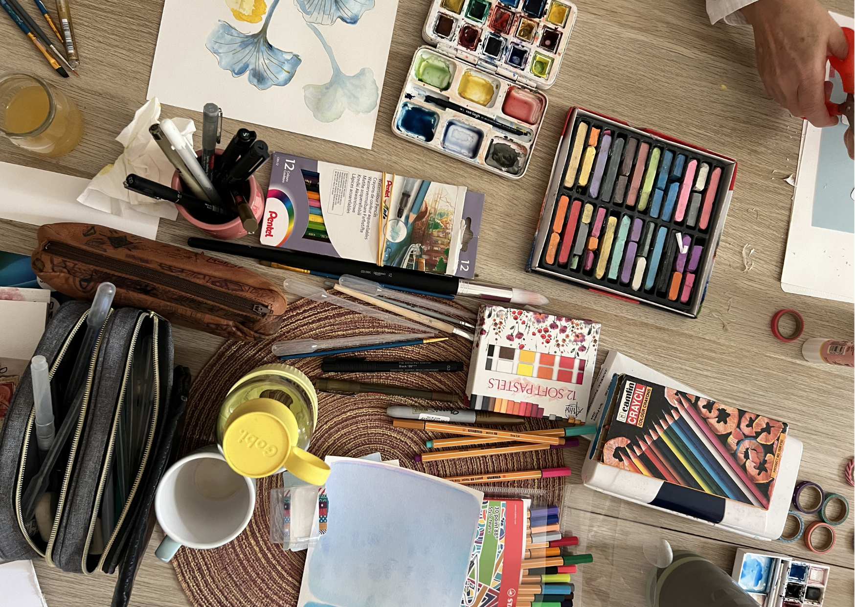 main en train de créer, atelier peinture